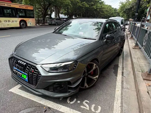 Audi RS 4 RS4 Avant Dark Gold Edition