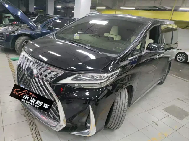 Lexus LM 300h 4-seat Royal World Edition