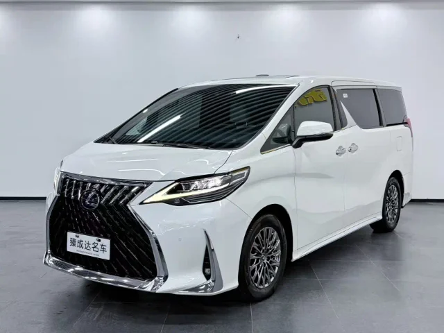 Lexus LM 300h 4-seat Royal World Edition