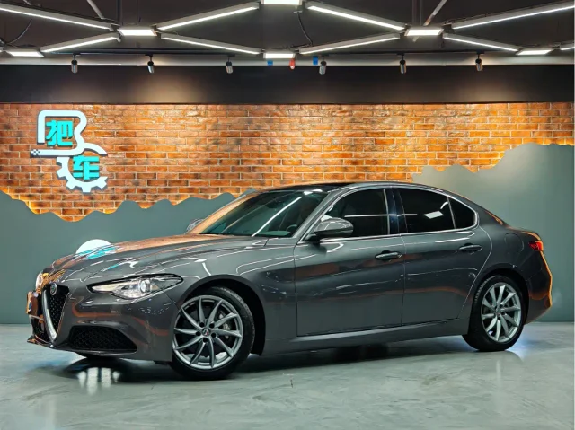 Alfa Romeo Giulia 2.0T 280HP Luxury Edition
