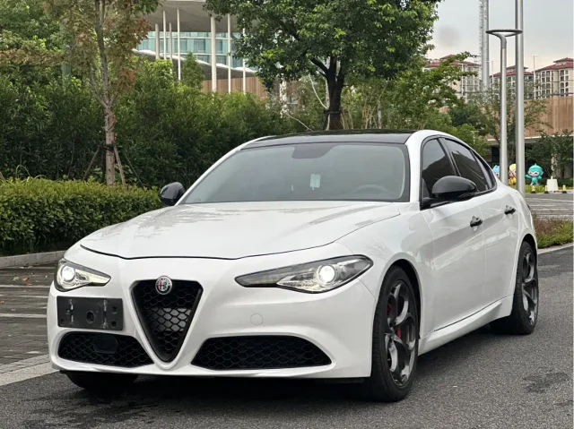 Alfa Romeo Giulia 2.0T 200HP Luxury Edition