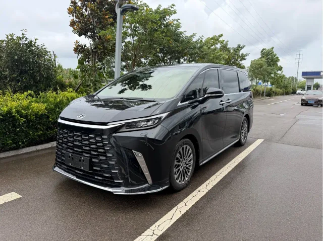 Lexus LM 500h 4-seat Royal World Edition