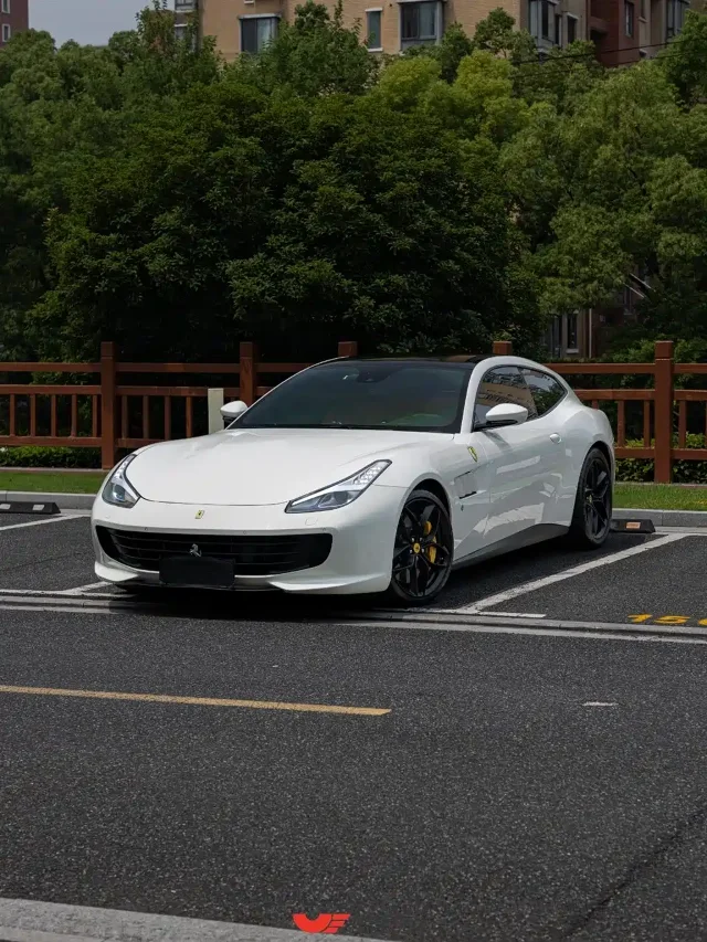 Ferrari GTC4Lusso 3.9T V8