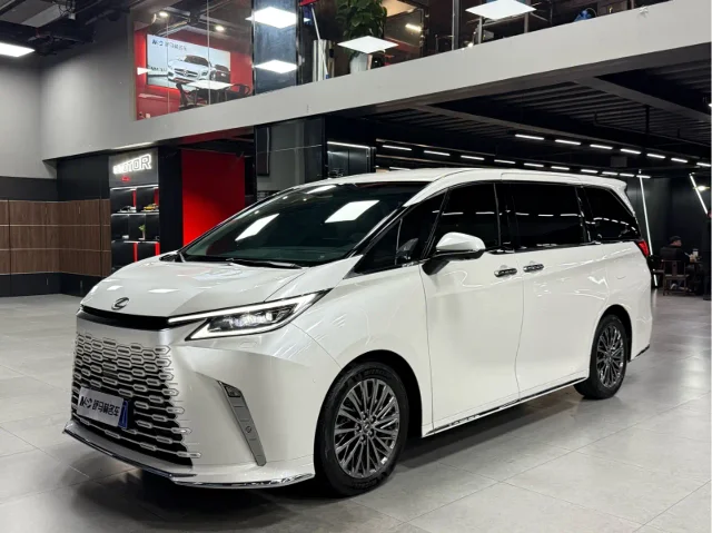 Lexus LM 500h 6-seat Distinguished Edition
