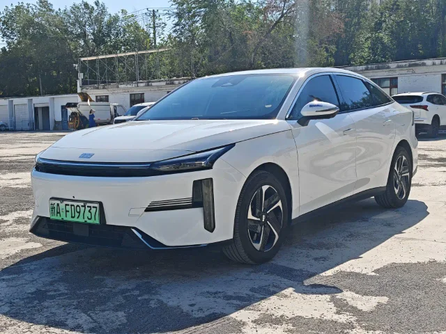 Geely Galaxy L6 125km PLUS Dragon Edition