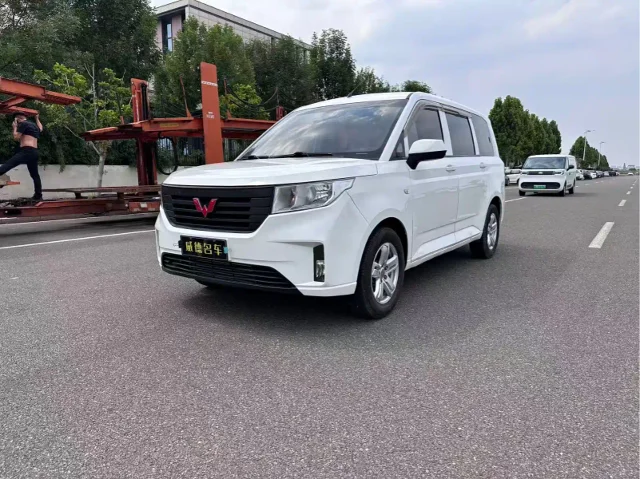 Wuling Hongguang PLUS 1.5T Manual Comfort Type 7 seats