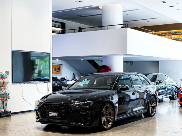 Audi RS 4 RS4 Avant Dark Gold Edition