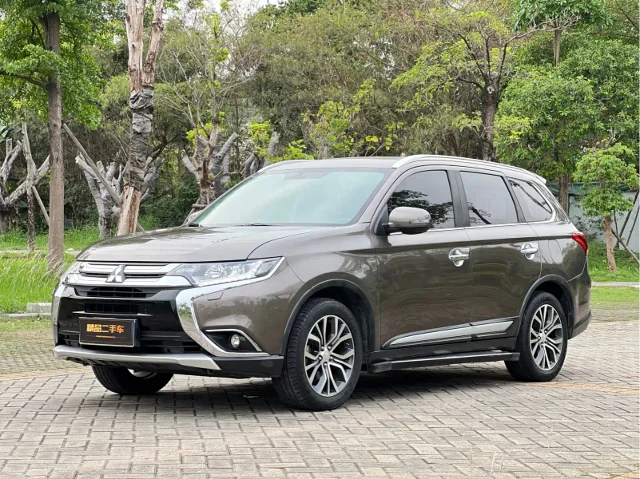 Mitsubishi Outlander 2.4L 4WD Luxury Edition 7 seats