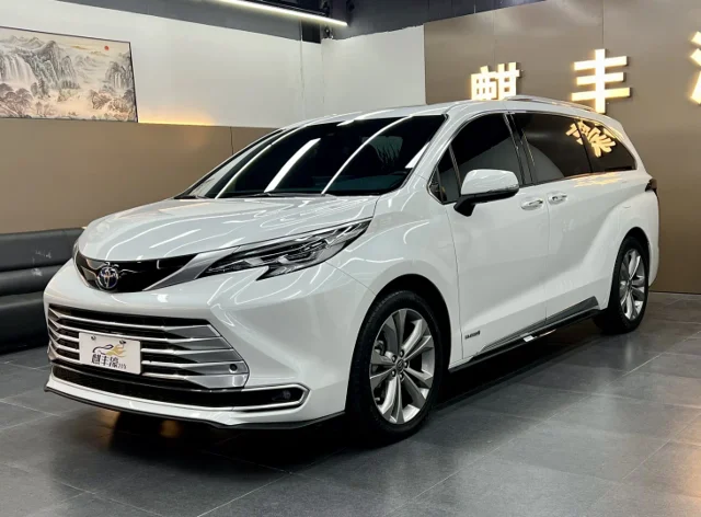 Toyota Sienna 2.5L Hybrid Supreme Edition