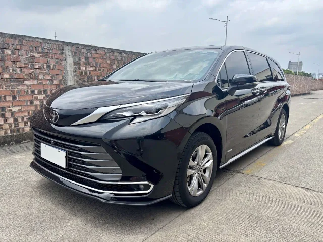 Toyota Sienna 2.5L Hybrid 4WD Premium Edition