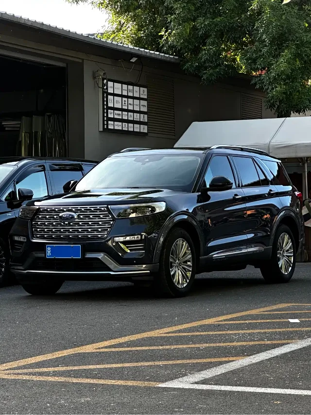 Ford Explorer EcoBoost 285 4WD Titanium Gold Edition 7 seats