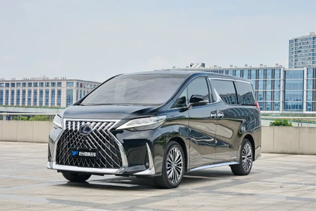 Lexus LM 300h 4-seat Royal World Edition