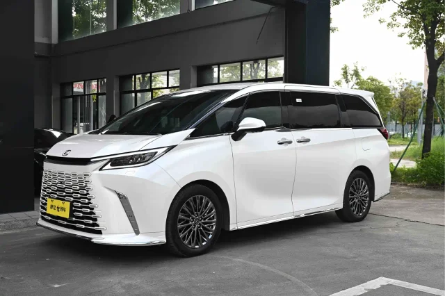 Lexus LM 500h 6-seat Distinguished Edition