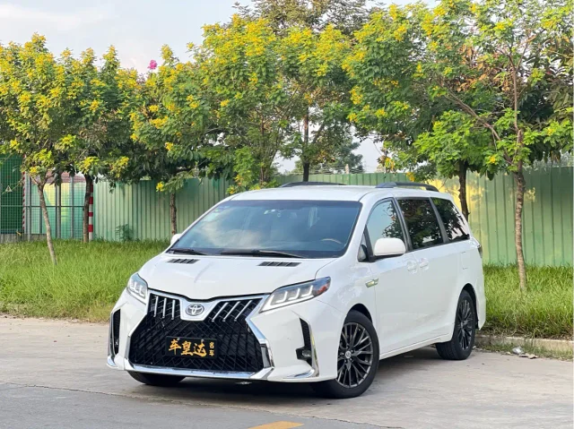 Toyota Sienna 3.5L 2WD LE