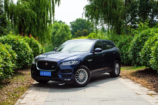 Jaguar F-PACE 2.0T 2WD Urban Premium Edition