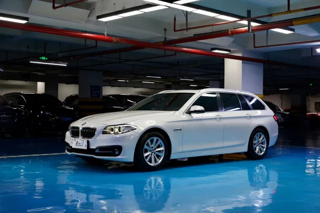 BMW 5 Series (Import) 520i Touring Edition