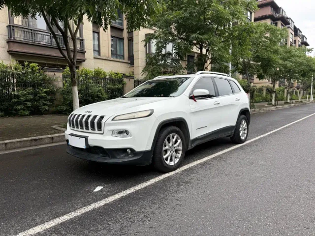 Jeep Cherokee 2.4L Leading Smart Edition