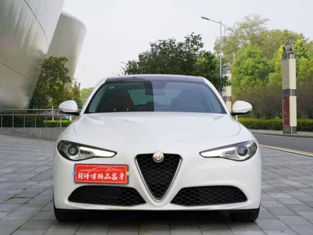Alfa Romeo Giulia 2.0T 200HP Luxury Edition