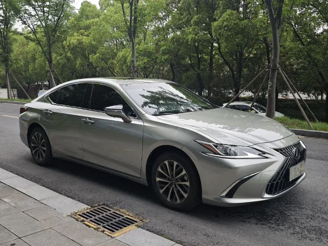 Lexus ES 200 Premium Enjoy Edition