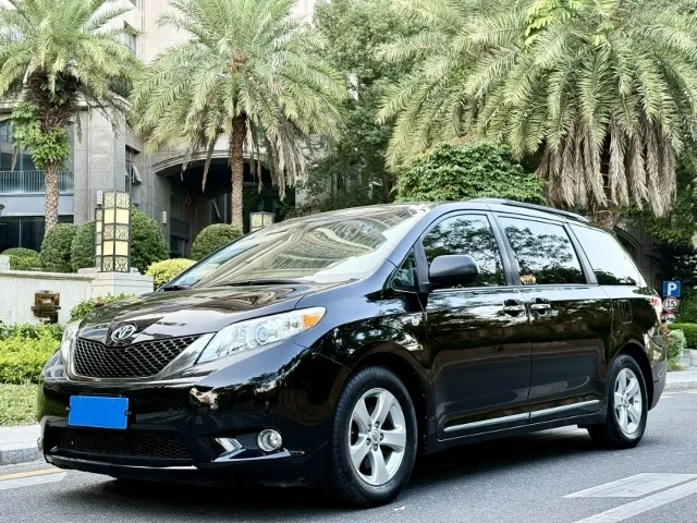 Toyota Sienna 3.5L 2WD LE