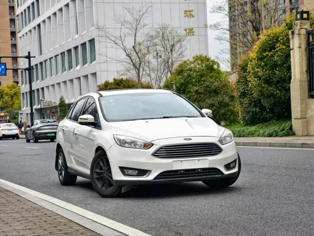 Ford Focus Sedan EcoBoost 125 Auto Super Elegant Type