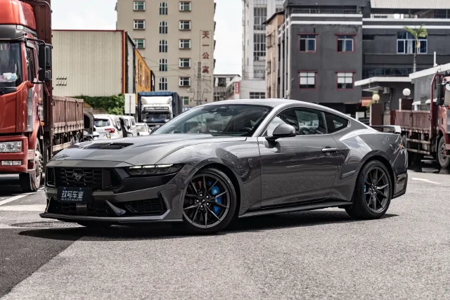 Ford Mustang 5.0L V8 Dark Horse
