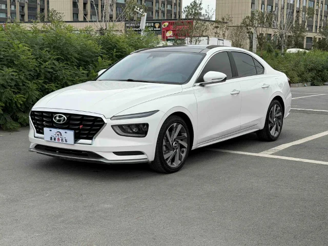 Hyundai Mistra 1.8L CVT LUX Premium Edition