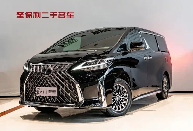 Lexus LM 300h 4-seat Royal World Edition