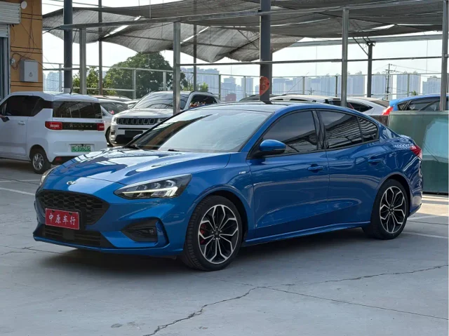 Ford Focus Sedan EcoBoost 180 Auto ST Line
