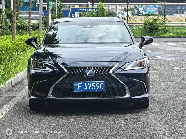 Lexus ES 300h Excellence Edition