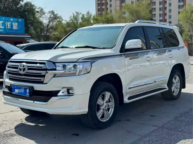 Toyota Land Cruiser 4.0L V6 Middle East Base Edition