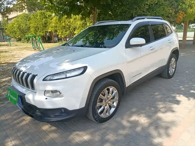 Jeep Cherokee (Import) 2.4L Luxury Edition